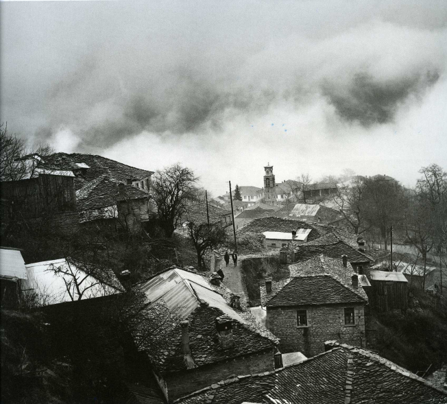 Με τις πρώτες ομίχλες του φθινοπώρου ανάβουν τα τζάκια και καπνίζουν οι μπουχαρέδες του Μετσόβου.(EN)