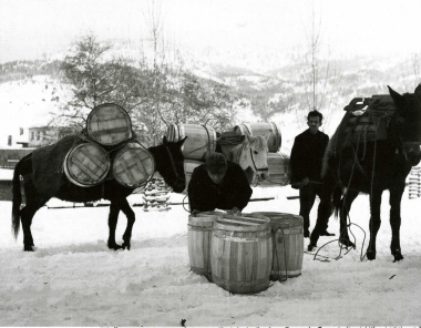Ο Τσίλης μεταφέρει τα βαρέλια στην πιάτσα του Μετσόβου κι από εκεί στα φορτηγά αυτοκίνητα για τα Γιάννενα και τα Τρίκαλα.