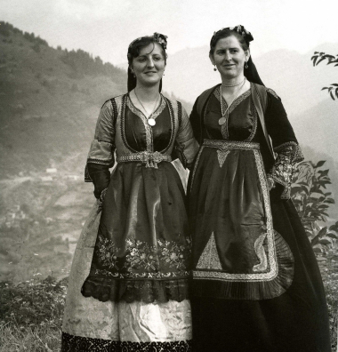Μετσοβίτισσες με παραδοσιακές φορεσιές.