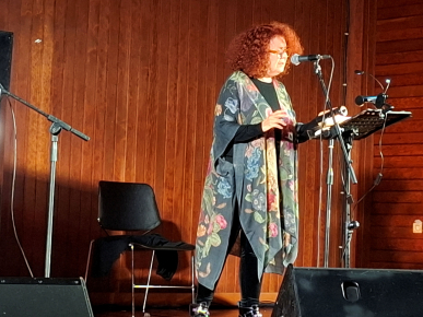 Η Αλίκη Καγιαλόγλου ερμηνεύει τραγούδια του Νίκου Χουλιαρά